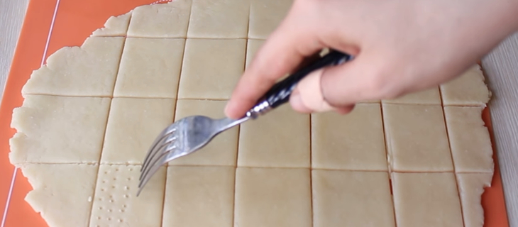 Dùng nĩa đâm các lỗ nhỏ trên mặt bánh